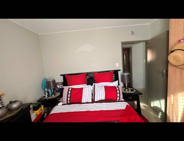2 BEDROOM FLAT FOR SALE IN OLIFANTSVLEI